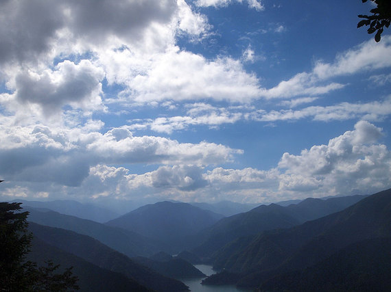 サス沢山から奥多摩湖の眺望(下山時、14時30分)