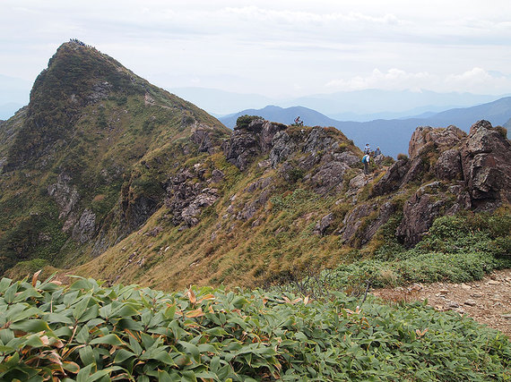 トマの耳とオキの耳までの山道