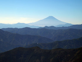 鷹ノ巣山のまき道から望む富士山