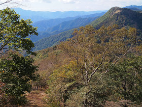 鷹ノ巣山から避難小屋に向かう石尾根