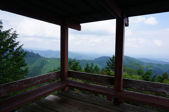 展望台から御岳山、日の出山の眺望