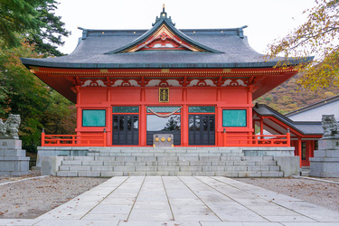 秋霧に色づく赤城山