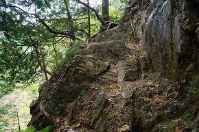 絶壁の登山道