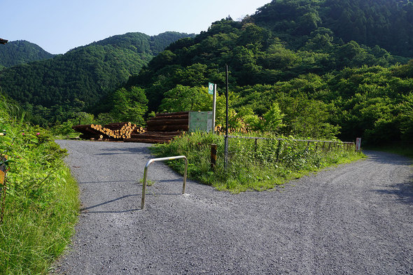 左手が駐輪場兼臨時駐車場