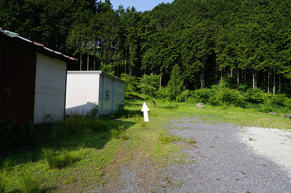 東尾根の登山口は広場の奥