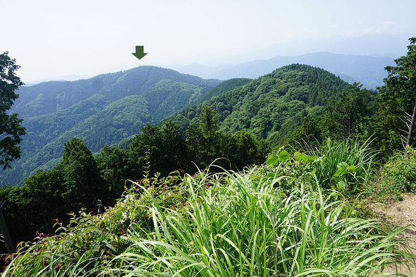 景信山から城山を望む