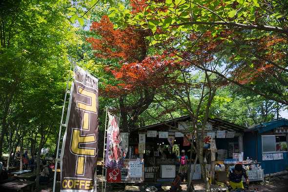 小仏城山の紅いモミジと売店