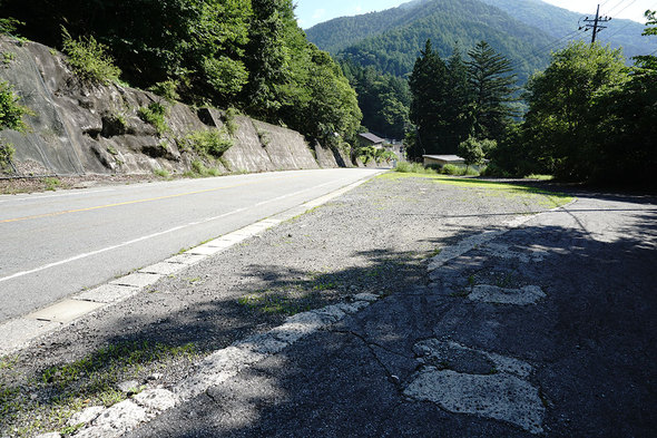 鶏冠山登山口、落合の駐車スペース