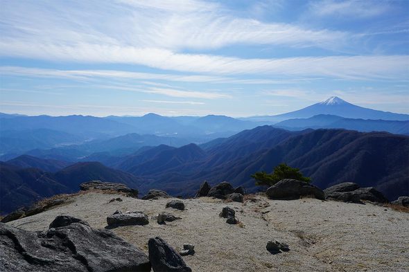 白谷ノ丸下の白砂スペースから望む富士山