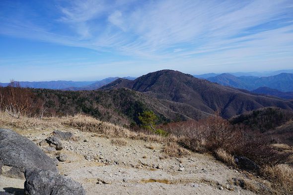 白谷ノ丸から隣の雁ヶ腹摺山を望む