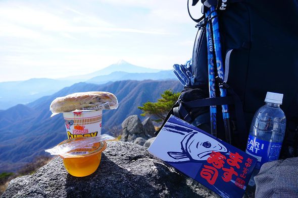 白谷ノ丸下の白砂スペースでマス寿司やカップラーメン