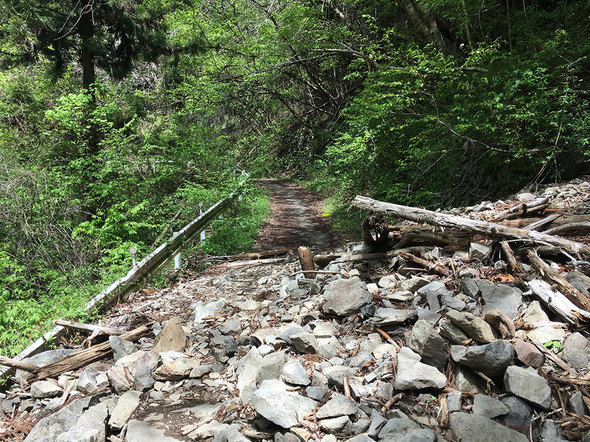 林道御岳線の土砂崩れの様子(駐車スペースから登山口に向かう途中)