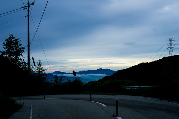 早朝のクリスタルライン(山梨県道219号)