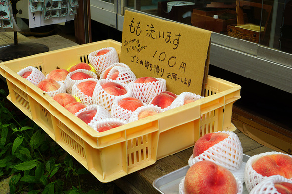 大菩薩峠の売店で販売されている1個100円の大きな桃