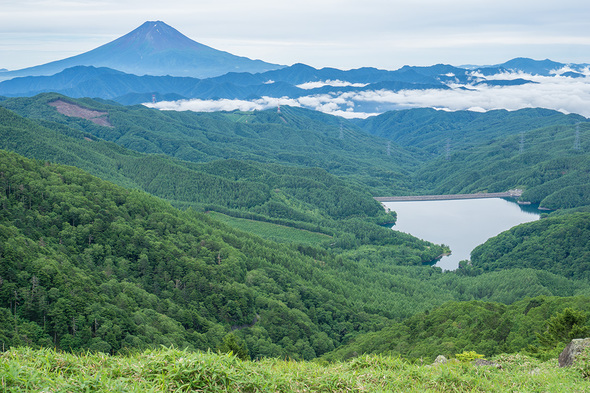 親不知ノ頭から大菩薩湖と富士山の眺望