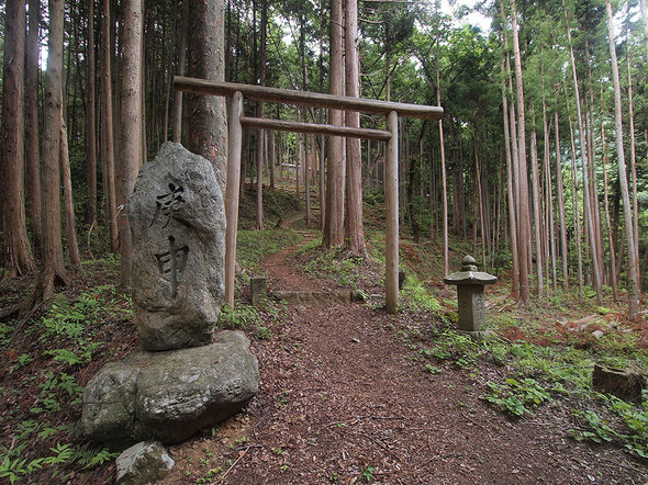 白倉バス停付近、大岳神社の鳥居