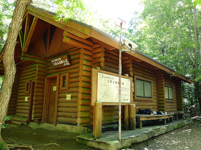 三頭山避難小屋