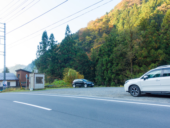 千足バス停前の民間有料駐車場