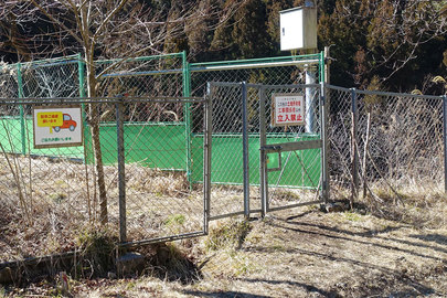 バリケードが設置された木下沢梅林前の景信山東尾根登山口