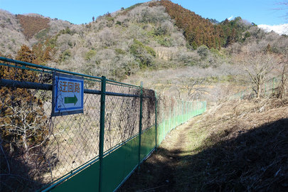 景信山東尾根登山口のバリケード内の様子