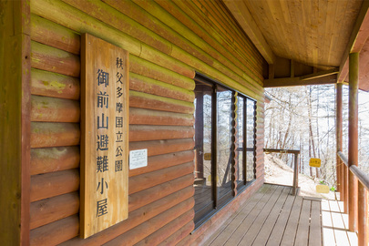 御前山避難小屋のデッキ