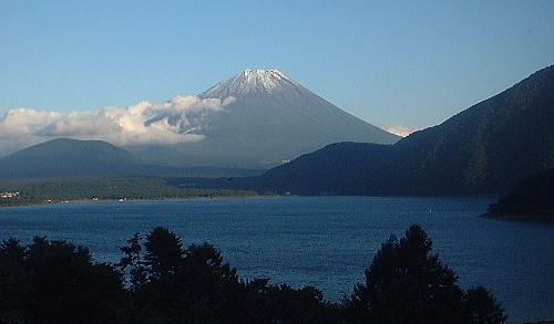 本栖湖と富士山