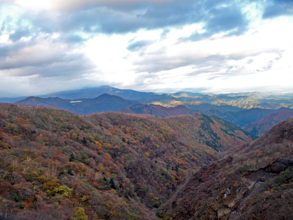 六方沢橋から望む紅葉の絶景