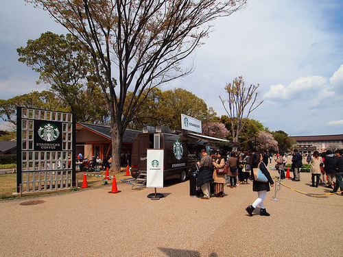 盛況なスターバックスコーヒー店