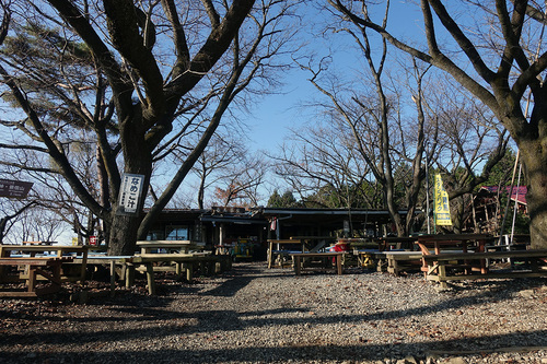 城山の休業中の売店