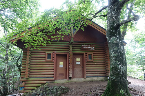 梅雨の三頭山　避難小屋