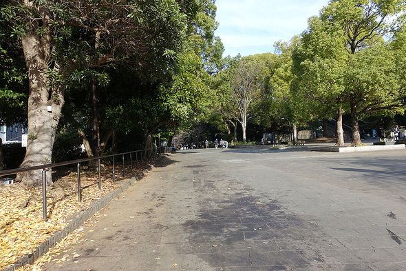 2025年12月 上野公園入口の汚れた床