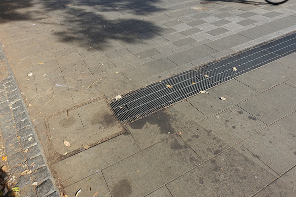 2025年12月 上野公園入口の汚れた床と排水口