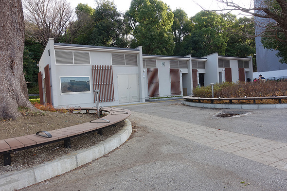 2025年に完成した弁天門付近の綺麗なトイレ