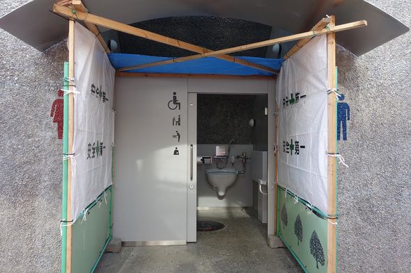 上野公園不忍池(ボート池)のジェンダーレストイレ 車いす対応の入口