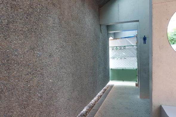 上野公園不忍池(ボート池)のジェンダーレストイレの建物内